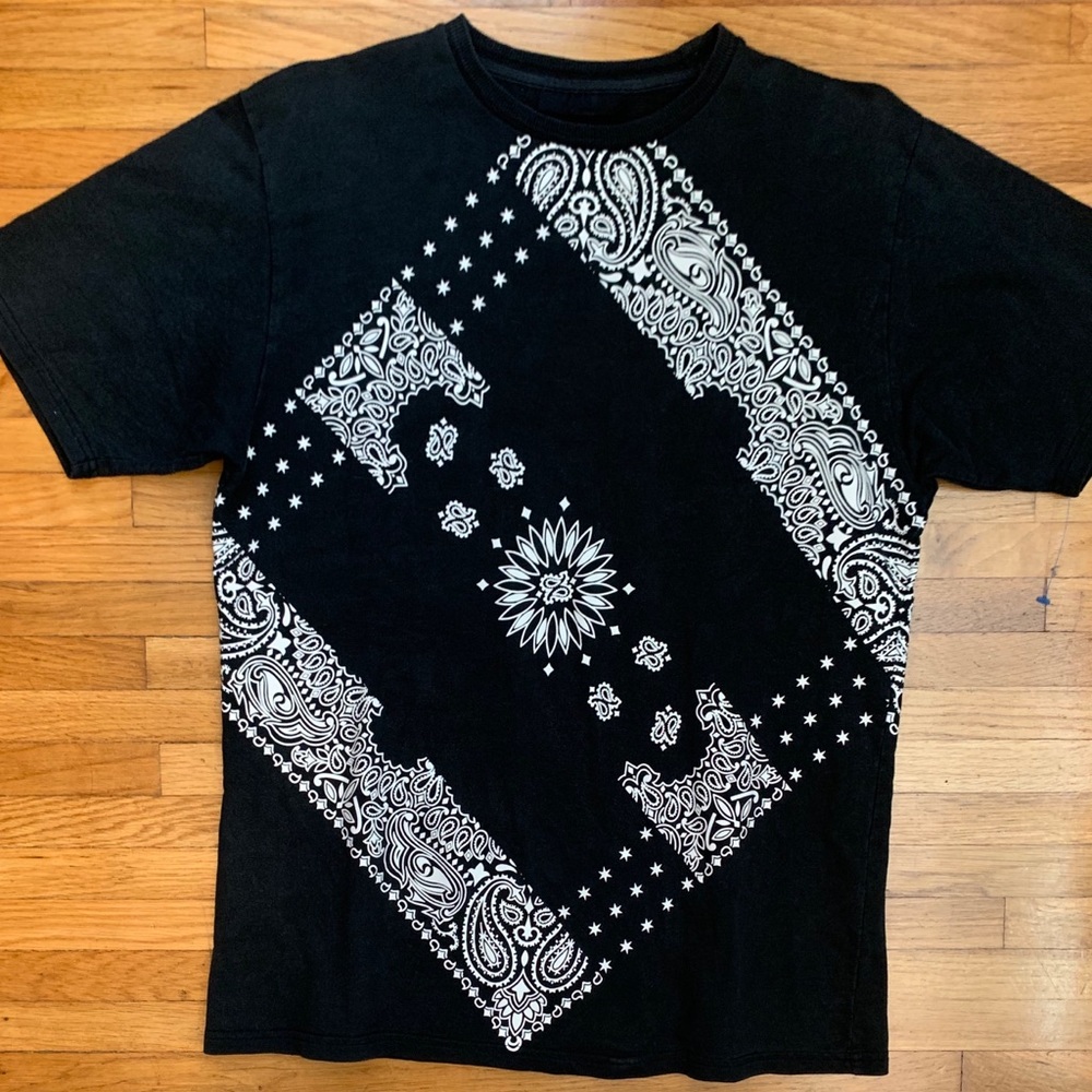 Black scale Vintage Black T size large